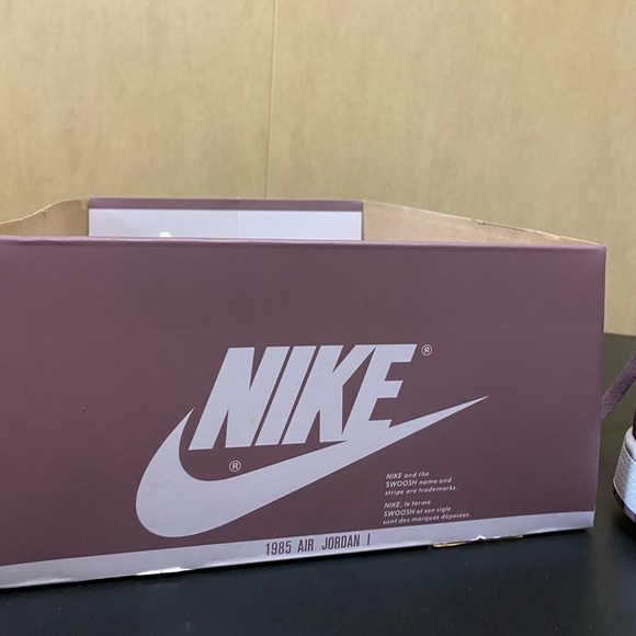 Nike Air Jordan 1 Retro High Men\'s Size 9.5 main image 10
